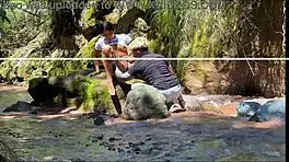 pareja amateur se graba follando con su hermanastro en el rio