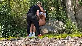 pareja amateur se graba follando con su hermanastro en el rio