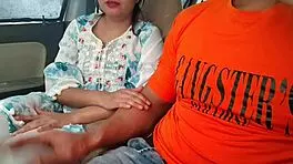 क्यूट देसी सारा भाभी जोखिम भरी आउटडोर कार चुदाई में मोटा लंड लेती है