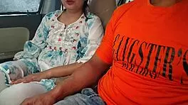 क्यूट देसी सारा भाभी जोखिम भरी आउटडोर कार चुदाई में मोटा लंड लेती है