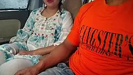 क्यूट देसी सारा भाभी जोखिम भरी आउटडोर कार चुदाई में मोटा लंड लेती है