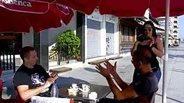 हेय, शेपली यंग 18+ ब्रूनेट स्ट्रिट पर बिग कॉक हंट करती है!