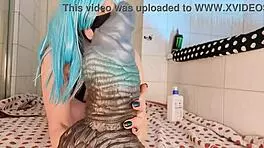 sexo anal con la culona de mi madrastra en el baño