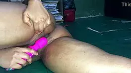 लाइव स्ट्रिपर लेस्बियन टॉयज से मुठ मारती वाइल्ड शो में