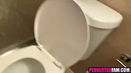 अंत में मैंने अपनी हॉट सौतेली बहन को स्नीकी पीओवी फन के लिए मना लिया