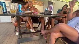 Hey, vazou na net jovens influencers em troca de casal na piscina parte um?