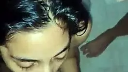 Me corro en su cara en un rico trío casero