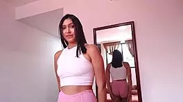 मेरी सेक्सी साली पिंक शॉर्ट्स में काउगर्ल चोदाई दिखा रही है, वाह