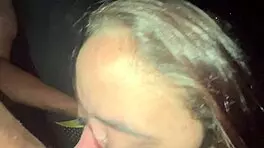 eu e meus amigos fudemos a buceta da novinha no meio da rua enchemos ela de porra na cara da vadia