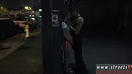 नाइलॉन पहने पैर वाली लड़की लड़कों का ध्यान खींचती है जो चश्मा वाली लड़कियों पर पास मारते हैं