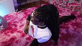 यो, बड़ी गांड वाली एबोनी, न्यूडैडीज कंपाइलेशन में स्पिंक्स पोजिशन में बीडब्ल्यूसी चूस रही है?