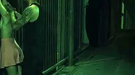 नाइलॉन पहने पैर वाली लड़की लड़कों का ध्यान खींचती है जो चश्मा वाली लड़कियों पर पास मारते हैं