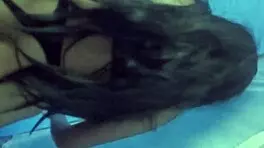 me follo a mi hermanastra latina en la carpa del camping con ropa rasgada