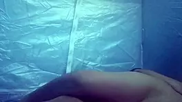 me follo a mi hermanastra latina en la carpa del camping con ropa rasgada