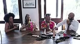 Eles Tentam Trabalhar a Questão do Preconceito por Ser Muito Grande Ainda no Meio e Já Transaram em Lugares Públicos - Casal Black RJ Sheer Red