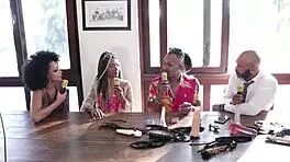 Eles Tentam Trabalhar a Questão do Preconceito por Ser Muito Grande Ainda no Meio e Já Transaram em Lugares Públicos - Casal Black RJ Sheer Red