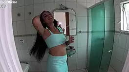 ela foi pega de surpresa enquanto se preparava para sua primeira vez - julia souza