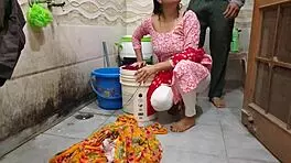 भाभी को कपड़े धोते हुए बाहर बाथरूम में जोर से चोदा