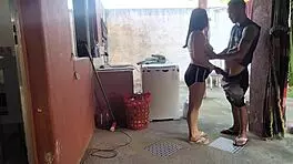 Minha Esposa Saiu e a Empregada Não Resistiu Meu Pau Ereto