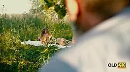 ओल्ड4के हैंडसम ओल्ड मैन बस्टी गल को फॉरेस्ट एनकाउंटर के लिए सेड्यूस करता है