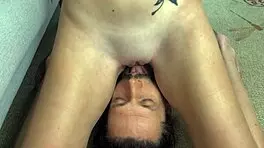 मेरा कोवर्कर वाइल्ड हो जाता है जब मैं मजाक में उसके फेस पर स्ट्रैडल करती हूँ