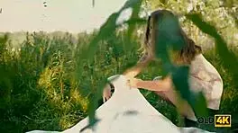 ओल्ड4के हैंडसम ओल्ड मैन बस्टी गल को फॉरेस्ट एनकाउंटर के लिए सेड्यूस करता है