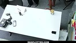 प्यारी एश्ले एलेघ को गैरेज में क्रीम चाटते पकड़ा सजा मिली 😏