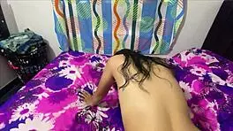 Hijastra de pequeña altura 18 años recien cumplidos se antoja de verga y termina con el coño boquiabierto cubierta de semen