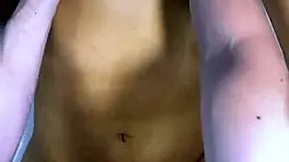 El padrastro y la mejor amiga compartieron travesuras en la cocina