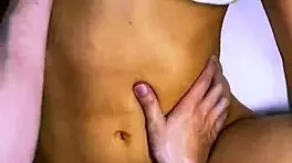 El padrastro y la mejor amiga compartieron travesuras en la cocina