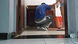 Mi padrastro frota su polla negra en mi coño apretado 😈