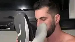 I can’t believe I’m watching this bodybuilder solo fetish. First time seeing such huge assets!