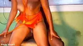 कैश्यूज सेलर, उह, मतलब चेक गाय ग्लोरीहोल स्पॉट पर... समझे?