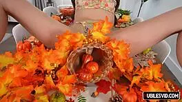 लिटिल 18+ प्रिंसेस अपनी टाइट पस्सी क्रिम्पाई डिलाइट के लिए ऑफर करती है