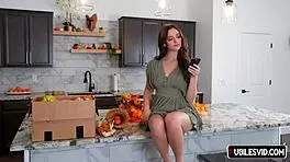 लिटिल 18+ प्रिंसेस अपनी टाइट पस्सी क्रिम्पाई डिलाइट के लिए ऑफर करती है