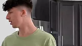 लिटिल 18+ प्रिंसेस अपनी टाइट पस्सी क्रिम्पाई डिलाइट के लिए ऑफर करती है