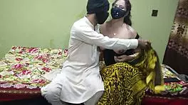 पाकिस्तानी आंटी हिंदी ऑडियो के साथ लवर को रफ एनेल के लिए बुलाती है।