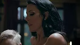 गुस्साई सौतेली माँ 18 साल की सौतेली बेटी को नंगी खाना खाने पर मजबूर करती है