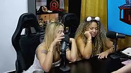 as duas gostosas rebolaram gostoso no podcast mostraram a buceta e o cu que tesão o ruan ficou sem palavras - bruna lambertini & isa moura