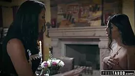 गुस्साई सौतेली माँ 18 साल की सौतेली बेटी को नंगी खाना खाने पर मजबूर करती है