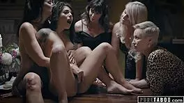 गुस्साई सौतेली माँ 18 साल की सौतेली बेटी को नंगी खाना खाने पर मजबूर करती है