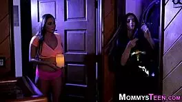 बस्टि लेस्बियन स्टीपमॉम घर पर फॉर्बिडन में यंग के साथ हार्ड ग्राइंड करती है