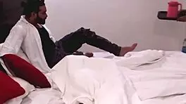 हॉट इंडियन लड़की Sudipa बेडरूम में बोल्ड इंटिमेसी एक्सप्लोर करती है