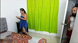 me follo a la cachonda de mi madrastra luego de espiarla cuando llego de el gym y follamos como ni su esposo la haya cojido - que rico su olor corporal - porno en español