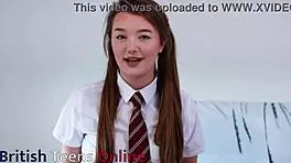 ब्रिटिश स्टूडेंट आपके स्मॉल 18 साल के कॉक को डेयरिंग जेओआई सेशन में टीज करती है