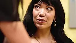 गैल रिची निजी सहायक ऑफिस में टाइट गांड से मदद करती है