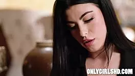 गैल रिची निजी सहायक ऑफिस में टाइट गांड से मदद करती है