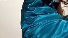 हॉट भाभी अपनी मोटी गांड और गीली चूत दिखा रही है