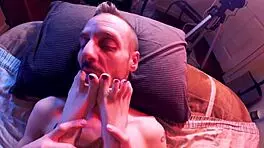 छोटी किंकी डॉल फुटजॉब देती है और पाइलड्राइवर फक होती है