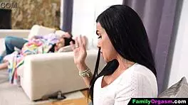 फैमिलीऑर्गेज्म: मम्मी न होने पर ससुर से चुदाई, वो कभी अप्रूव न करेगी